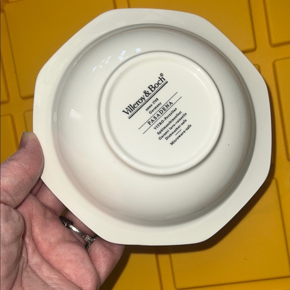 Elegant Green and White Leaf Pattern Bowls - Picture 4 of 4